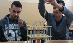 Eksperymentujemy na dodatkowych zajęciach z fizyki i chemii w gimnazjum